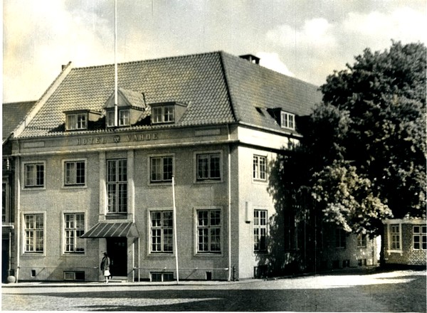 Hotel Varde, Torvet 3. stod færdigt 1944.