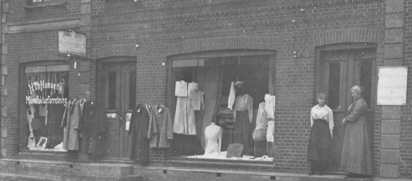 Hansens Manufakturhandel i Agerbæk ca. 1925- Foto Agerbæk Lokalarkiv.