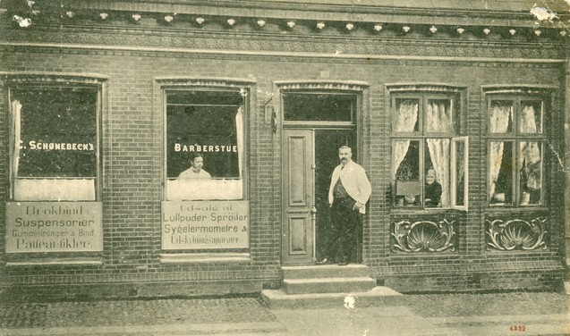 Schønebeck i døren til sin forretning 1910
